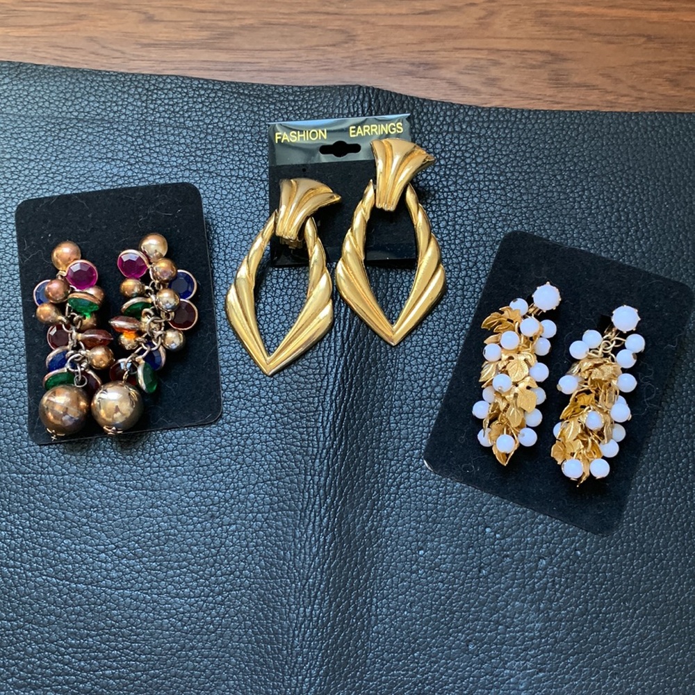 Assorted vintage earrings